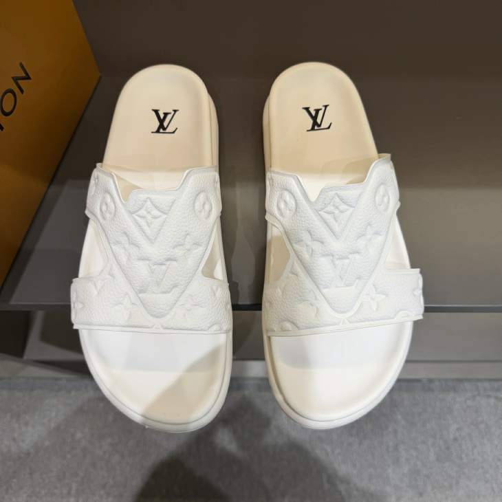 Picture of Louis Vuitton Slippers _SKULVsz38-45mnq0253652